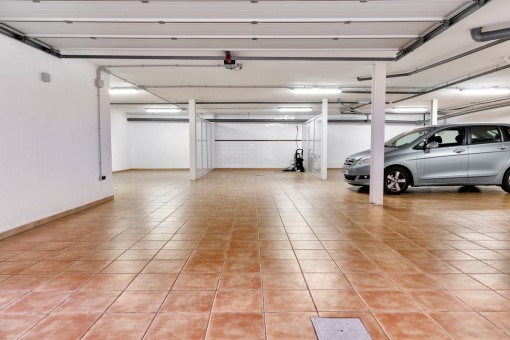 Un grand garage de la propriété