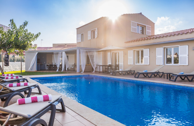 Très jolie maison avec piscine et un grand terrain à Mahón