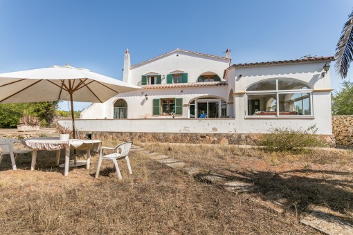 Beautiful country house with 4 bedrooms and pool on a large plot in Mahon