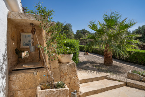 Fontaine originale à côté de la terrasse