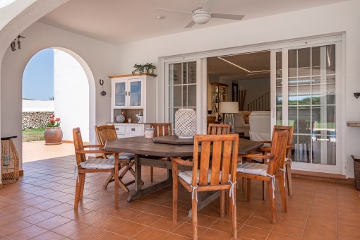 Covered terrace with dining area