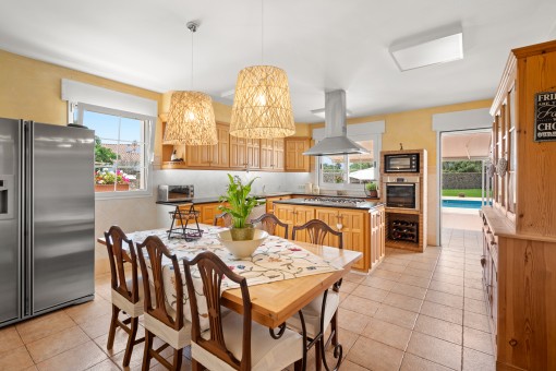 Beautiful, open dining area and kitchen