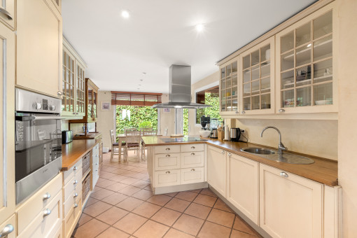 Large kitchen with further breakfast area