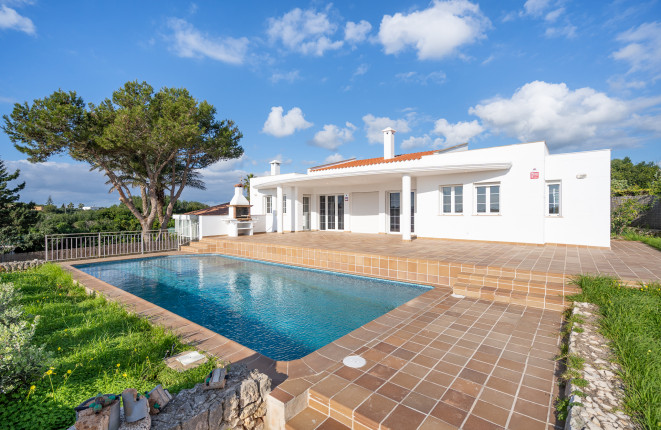 Jolie villa style contemporain rénovée avec jardin, piscine, vue mer  dans le sud de Sant Lluis