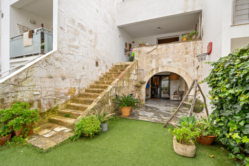 Enchanting garden with access to the souterrain