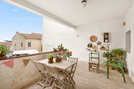 Outdoor dining area and access to the garden