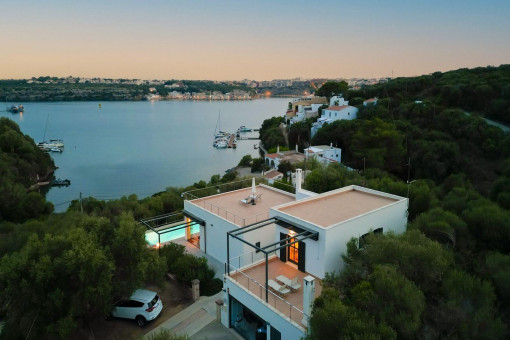 Very high-quality, recently renovated luxurious villa with pool in an excellent seaside location in Menorca