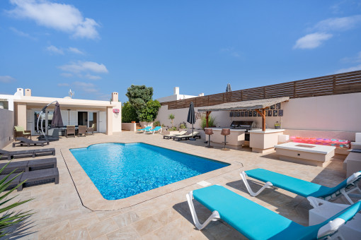 Belle maison mitoyenne avec piscine vue mer située à Cala Llonga proche Mahón et de Cala Sa Mesquida