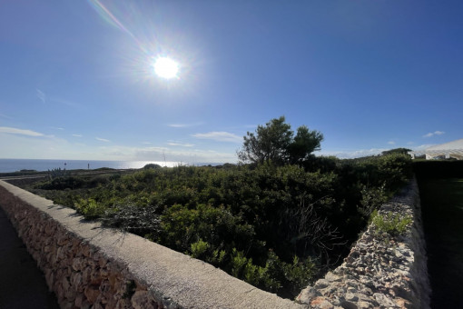 Magnifique investissement terrain première ligne de mer, vue mer, situé à Binidali, Minorque.